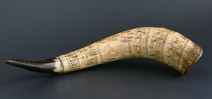 Lehmän sarvi, johon on kaiverrettu kohtauksia anglo-zulujen sodasta, North Nguni Kaakkois-Afrikka, n. 1879 (lehmän sarvi)